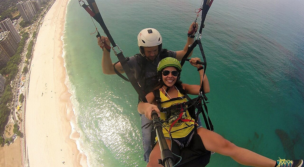 viaje com pouco - voo de parapente em sao conrado rio de janeiro