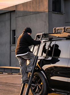 Drive_channel_change_only_the_building_at_the_back,_from_white_to_dark_grey,_al_726fa414-2