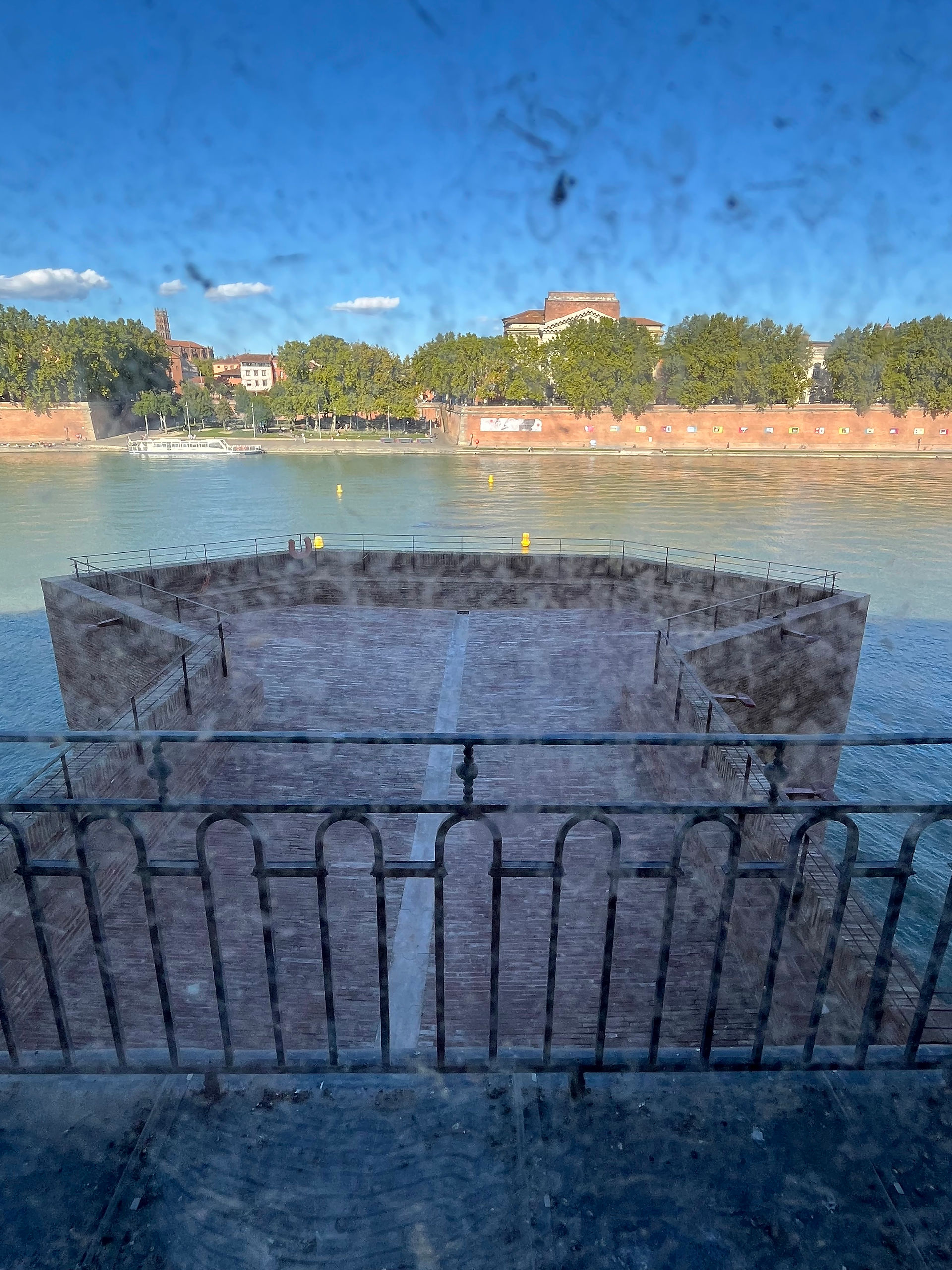Vue depuis l'intérieure de L'Hôtel Dieu Saint-Jacques de Toulouse sur la Garonne.