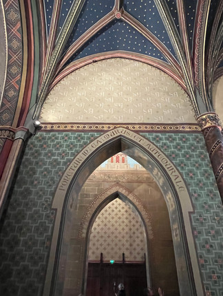 She schöne Wandmalerei in diesem Gang dieser Kirche in Toulouse.