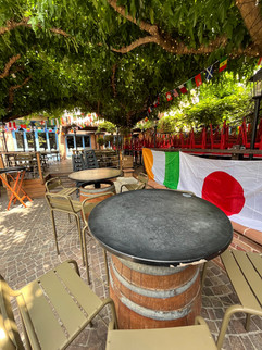 Très belle cour intérieure arborée que celle de ce bar des quais de la Garonne à Toulouse.
