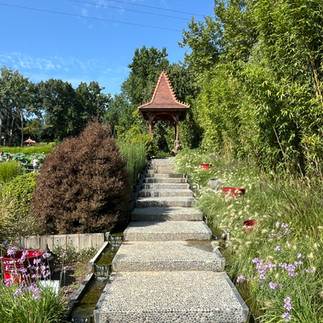 Avenida de piedra blanca que conduce el lago del Jardin des Martels , cerca de Toulouse.