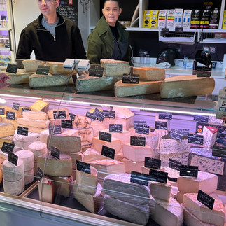 Buen quesero en el interior de este mercado cubierto de Toulouse.