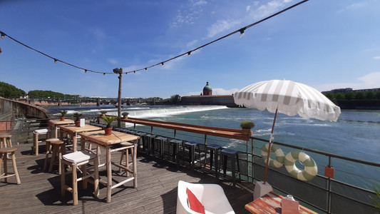 Le site du " Bazacle " de Toulouse, situé sur les quais de Garonne, dispose de la plus belle terrasse panoramique sur le fleuve.