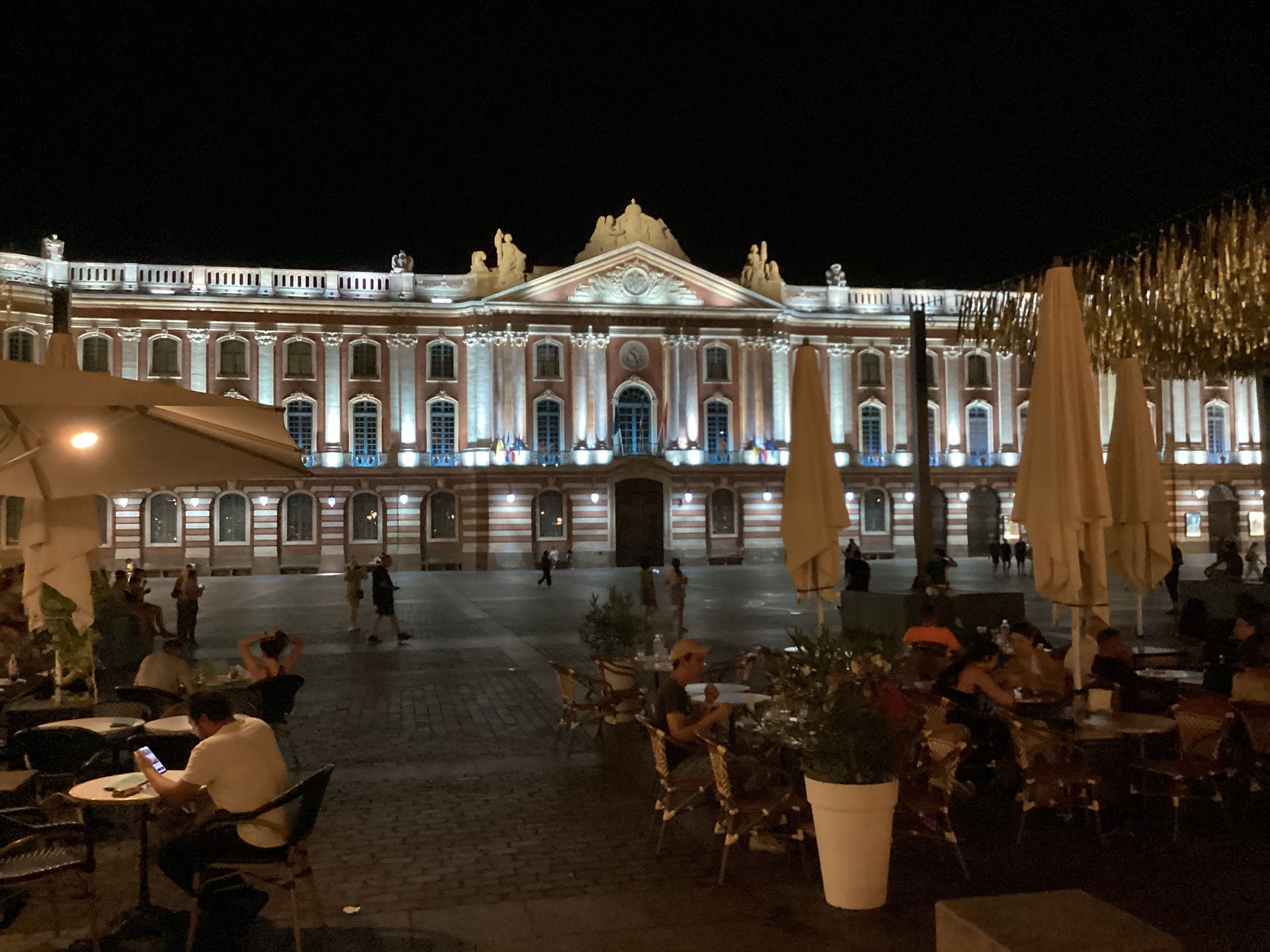 Le Capitole de Toulouse est beau la nuit habillé d'une intense lumière blanche.