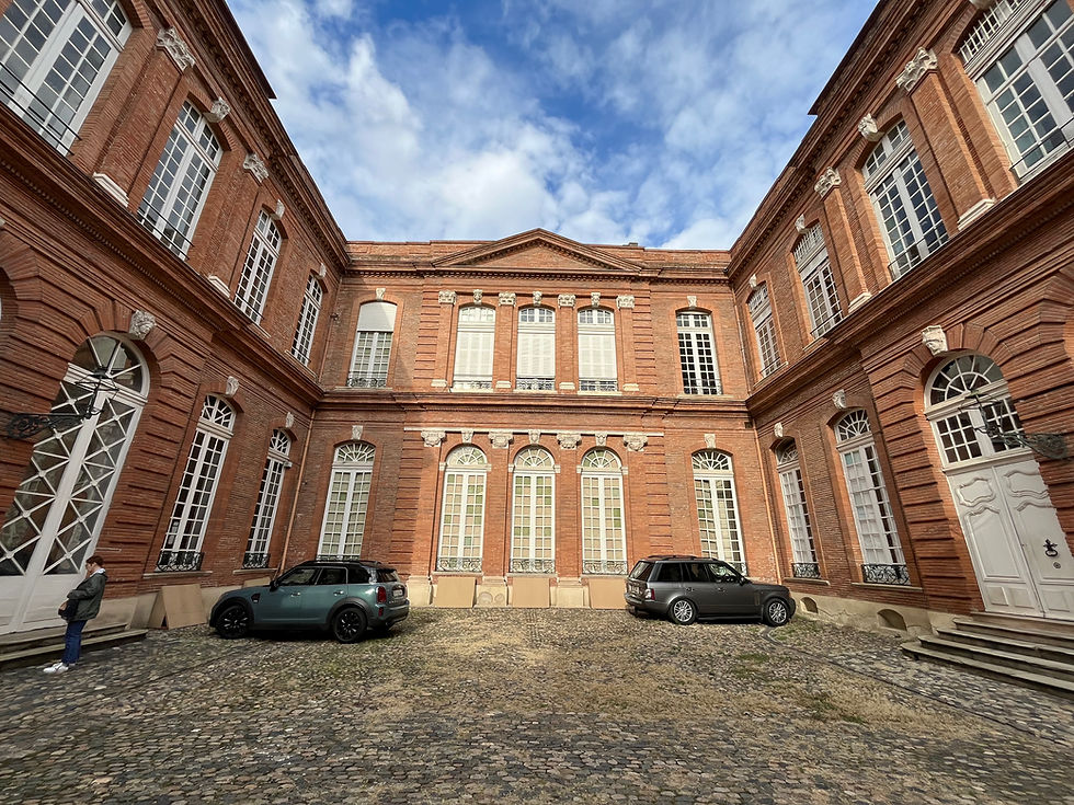 La splendide cour intérieur de cette hôtel particulier de Toulouse que nous devons à une riche famille originaire du Portugal qui avait fait fortune .
