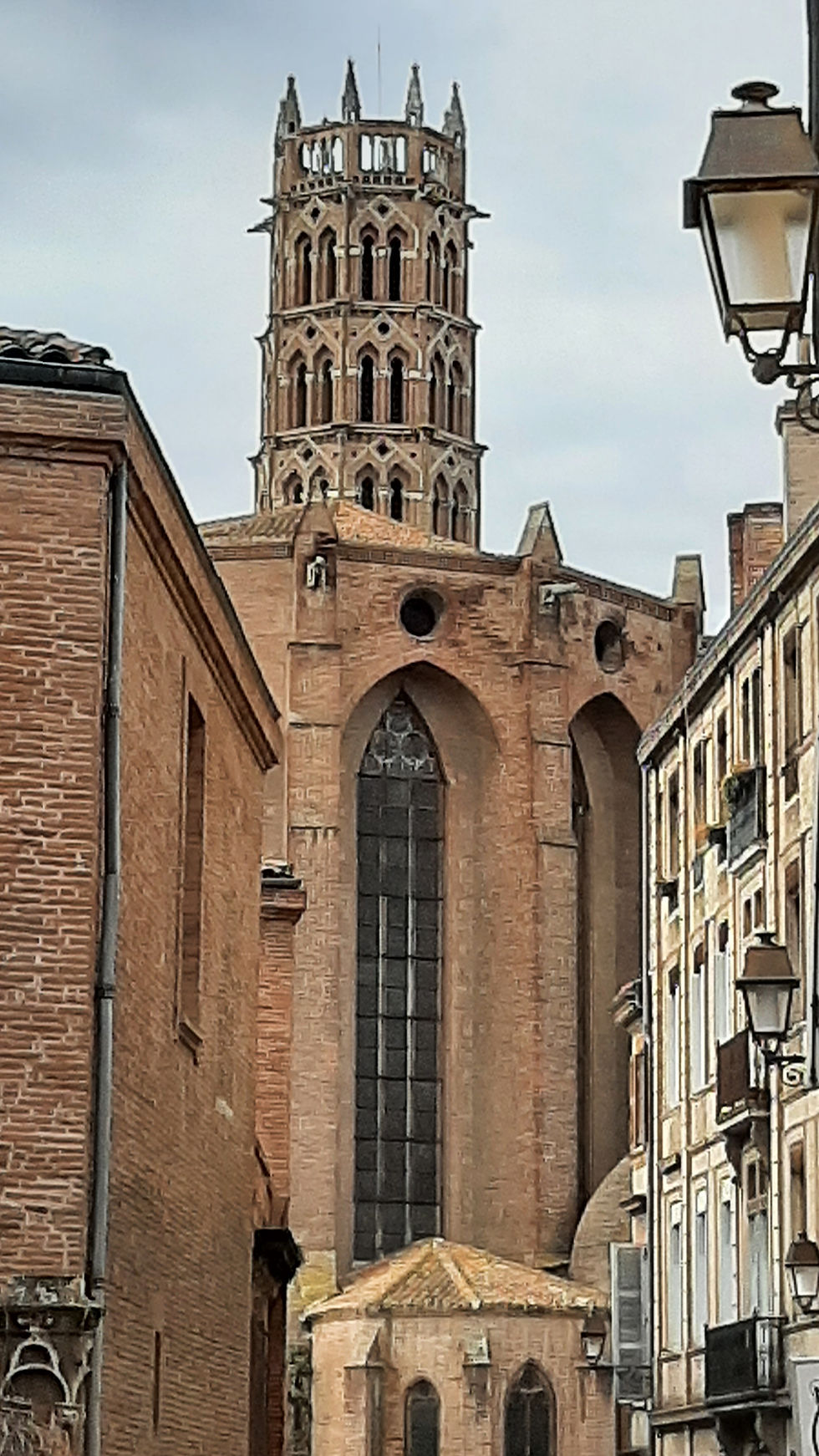 Foto que muestra el magnífico campanario del convento de los Jacobinos de Toulouse que se alza hacia el Celio de nuestra ciudad.