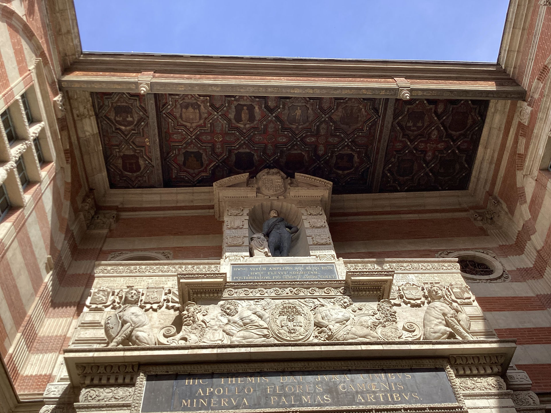 La Statue du roi Henri IV de France qui est la seule de France dans la cour intérieure de Capitole de Toulouse.