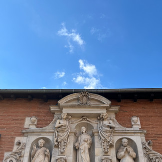 Frotón que se encuentra en la parte superior de una magnífica entrada esculpida en piedra blanca de esta iglesia barroco de Toulouse.
