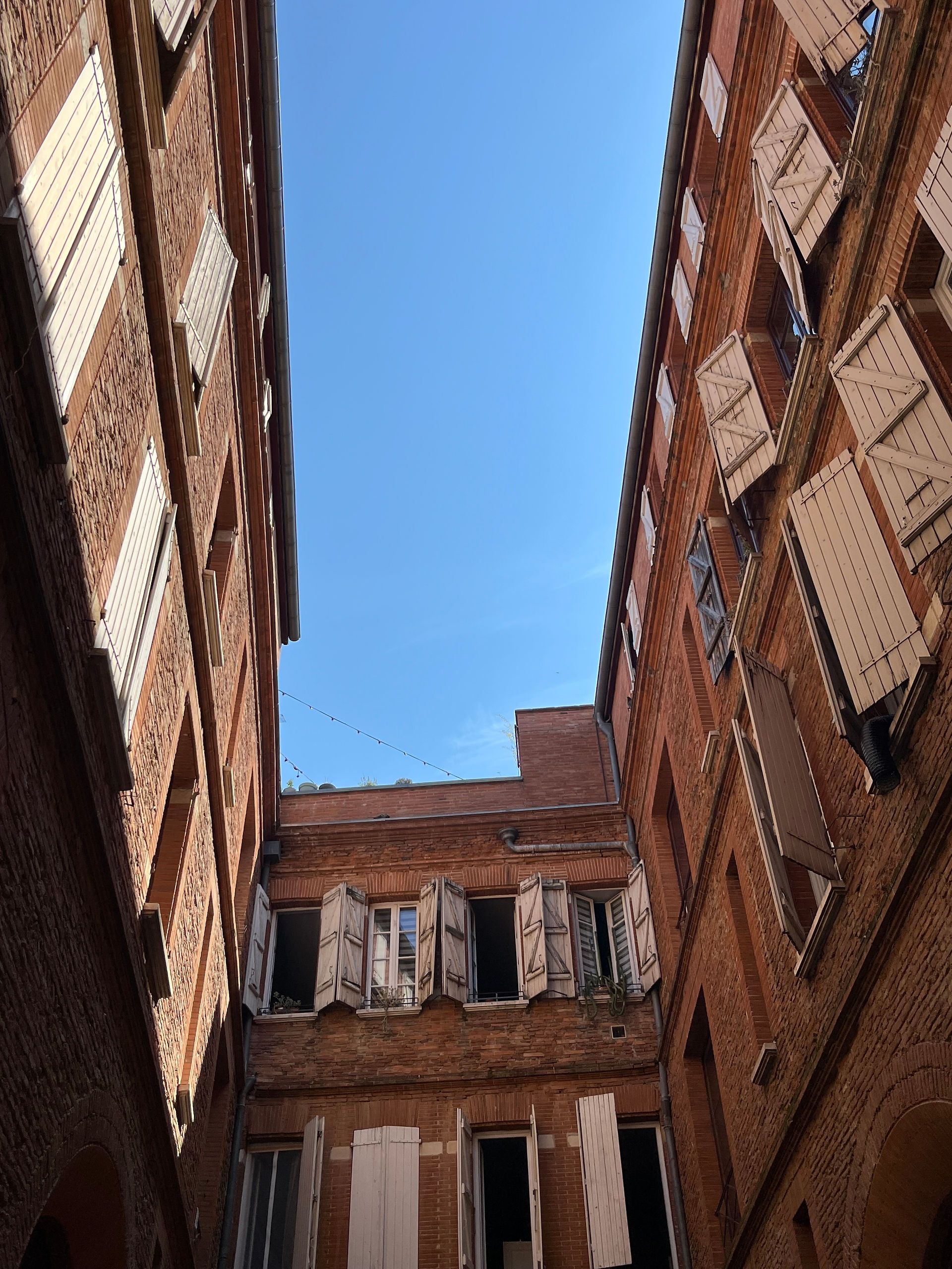 Très belles façades typiques de l'architecture de Toulouse que celles présentent dans ce bel immeuble du centre de Toulouse.