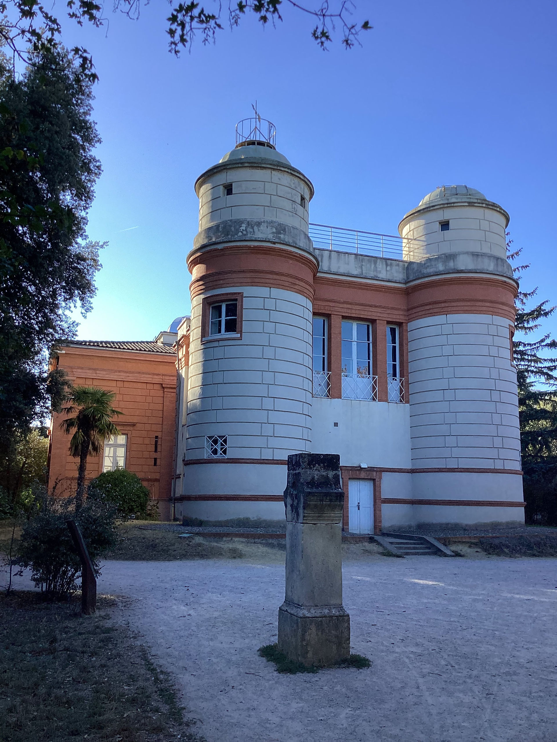 Photo montrant l'arrière du très beau bâtiment de l'Observatoire de " Jolimont " de Toulouse.