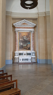 Muy bello altar de mármol, cuadros y capiteles en esta pequeña capilla del hospital de la grave en Toulouse.