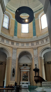 Pintura mural, estatuas y otros objetos religiosos en el interior de la cúpula de la Grave en Toulouse.