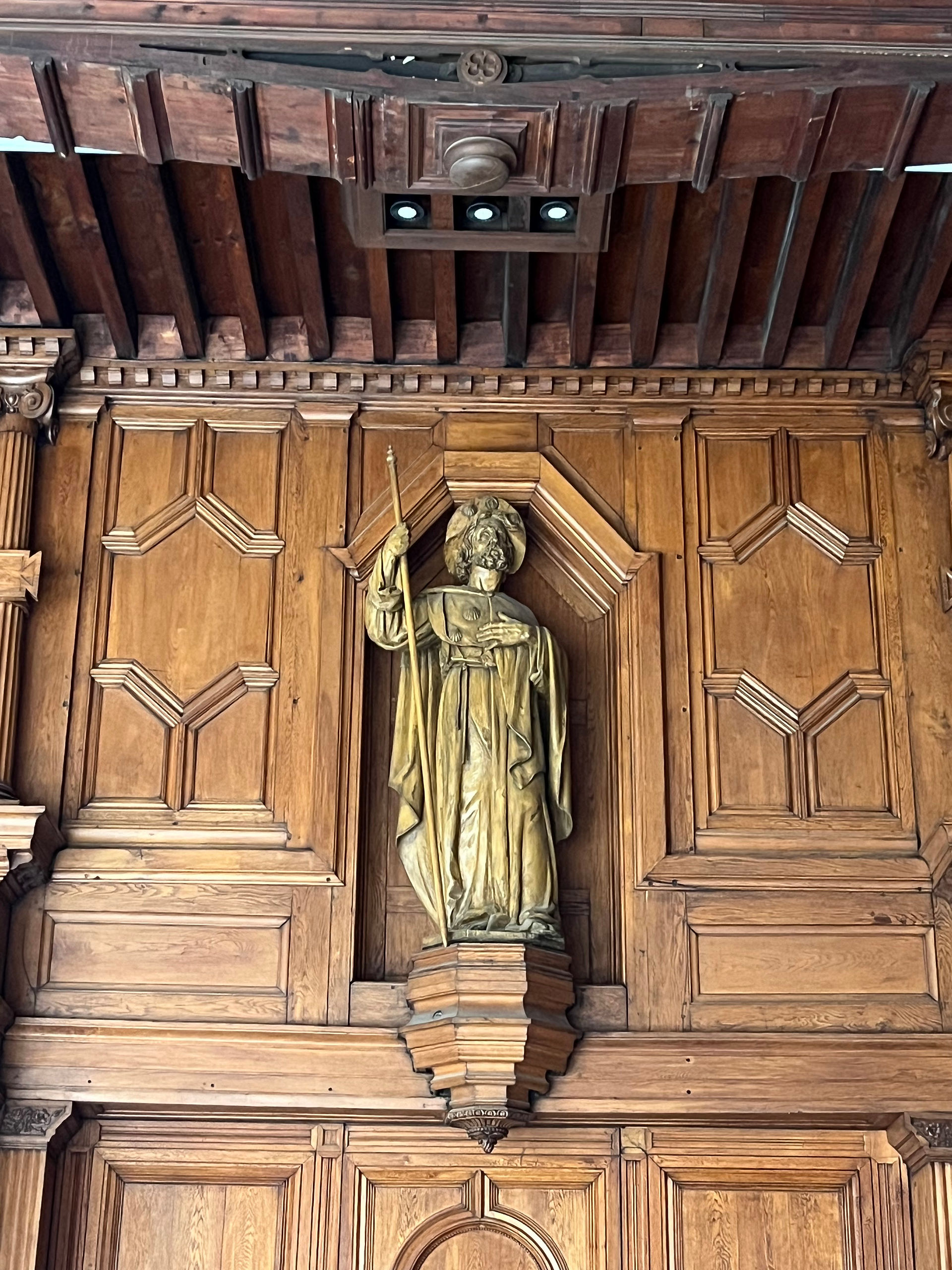 Statue incrustée dans mur en bois d'époque dans L'Hôtel Dieu Saint-Jacques de Toulouse.
