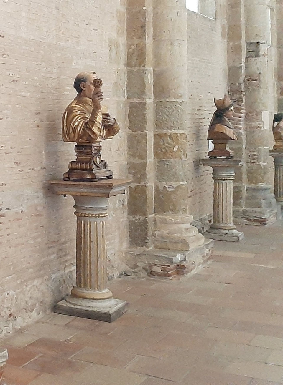 Seht schöne Büste auf einer Säule in der Basilika Saint-Sernin in Toulouse.