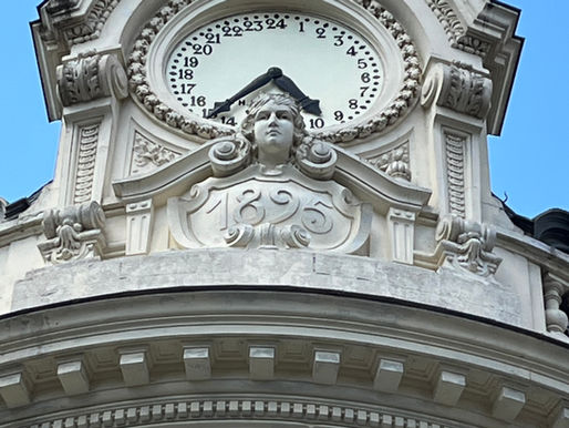 tourisme voyage voyager vacance bon temps architecture style architectural grandiose splendide magnifique beau extraordinaire immeuble bâtiment patrimoine territoire balade promenade observer voir regarder chercher découvrir émerveiller couleur blanc banquier argent billet monnaie pièce économie 