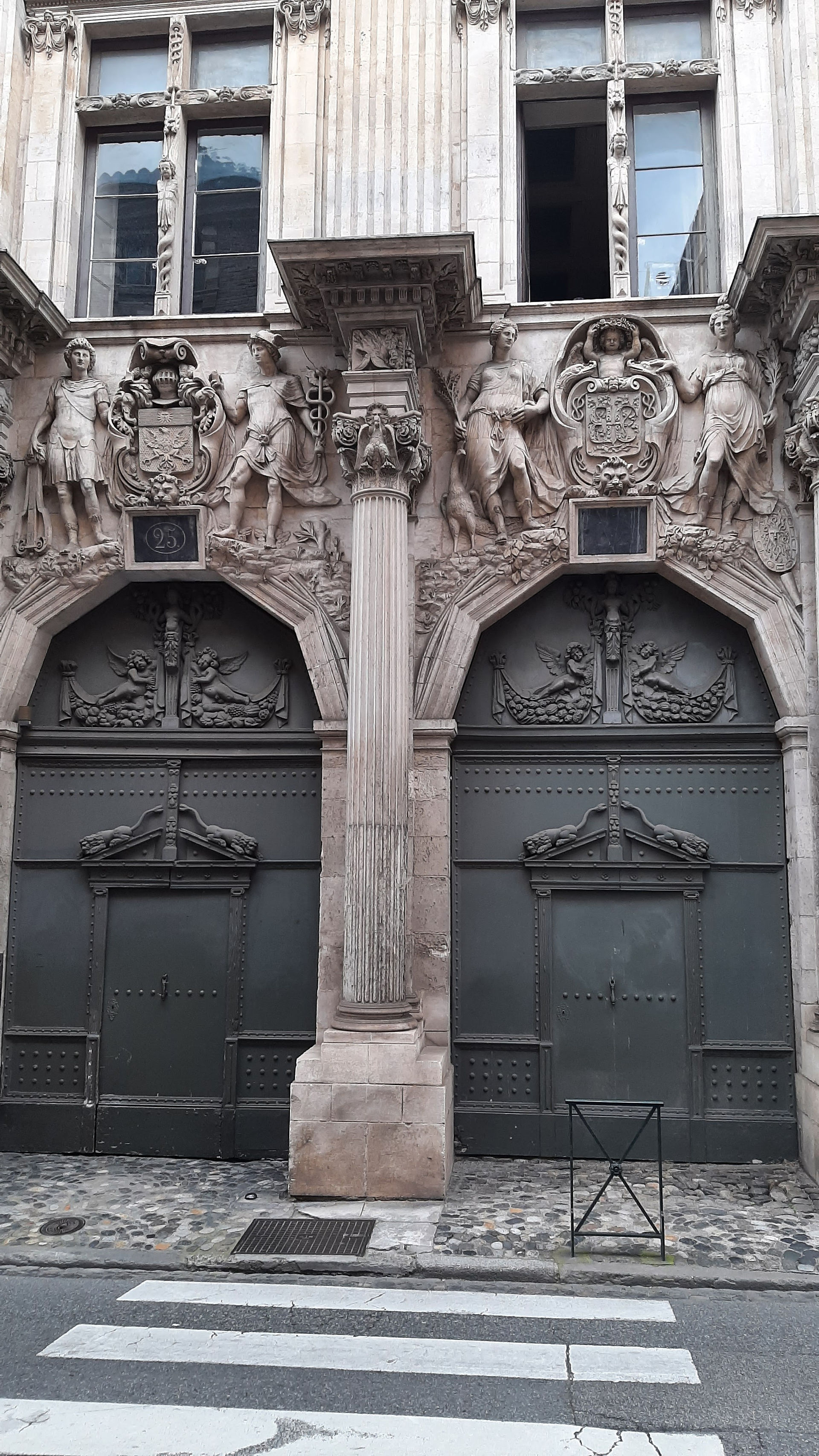 Double porte d'entrée principale de ce très bel hôtel particulier de Toulouse.