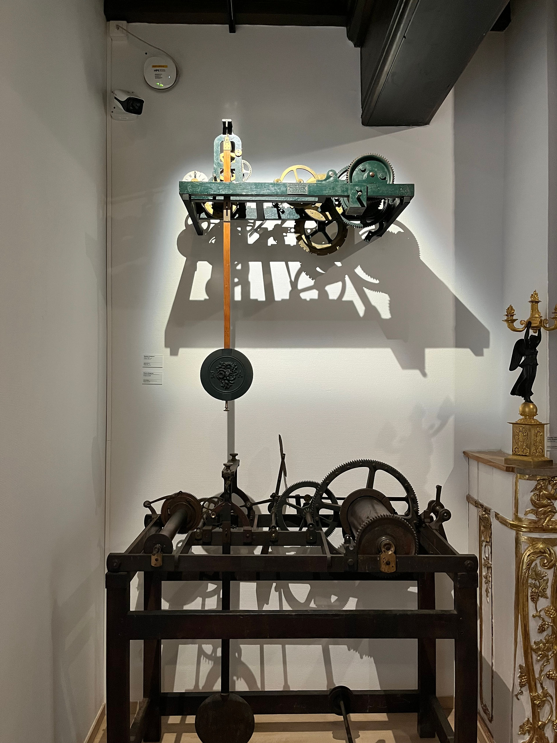 Magnifique mécanisme d'une horloge publique dans un musée de Toulouse.