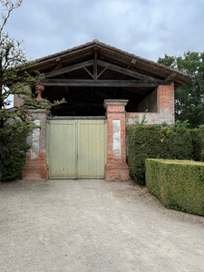 A very beautiful renovated outbuilding in this castle near Toulouse.