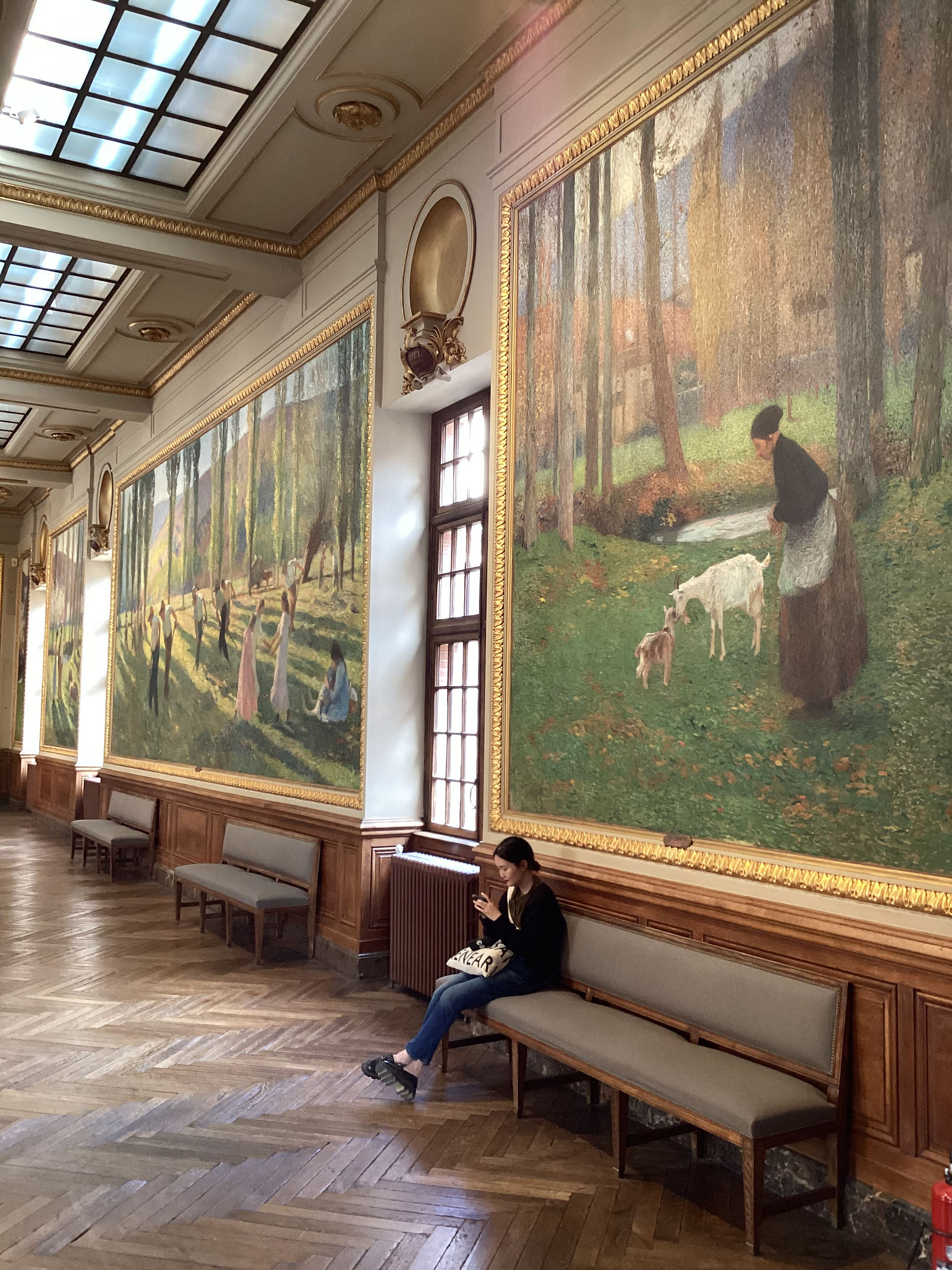 Salle Henri Martin, au Capitole de Toulouse, avec des tableaux de ce même peintre qui représentent des scènes de la vie toulousaine.