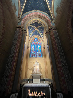 Very beautiful nave with paintings in this beautiful church in Toulouse.