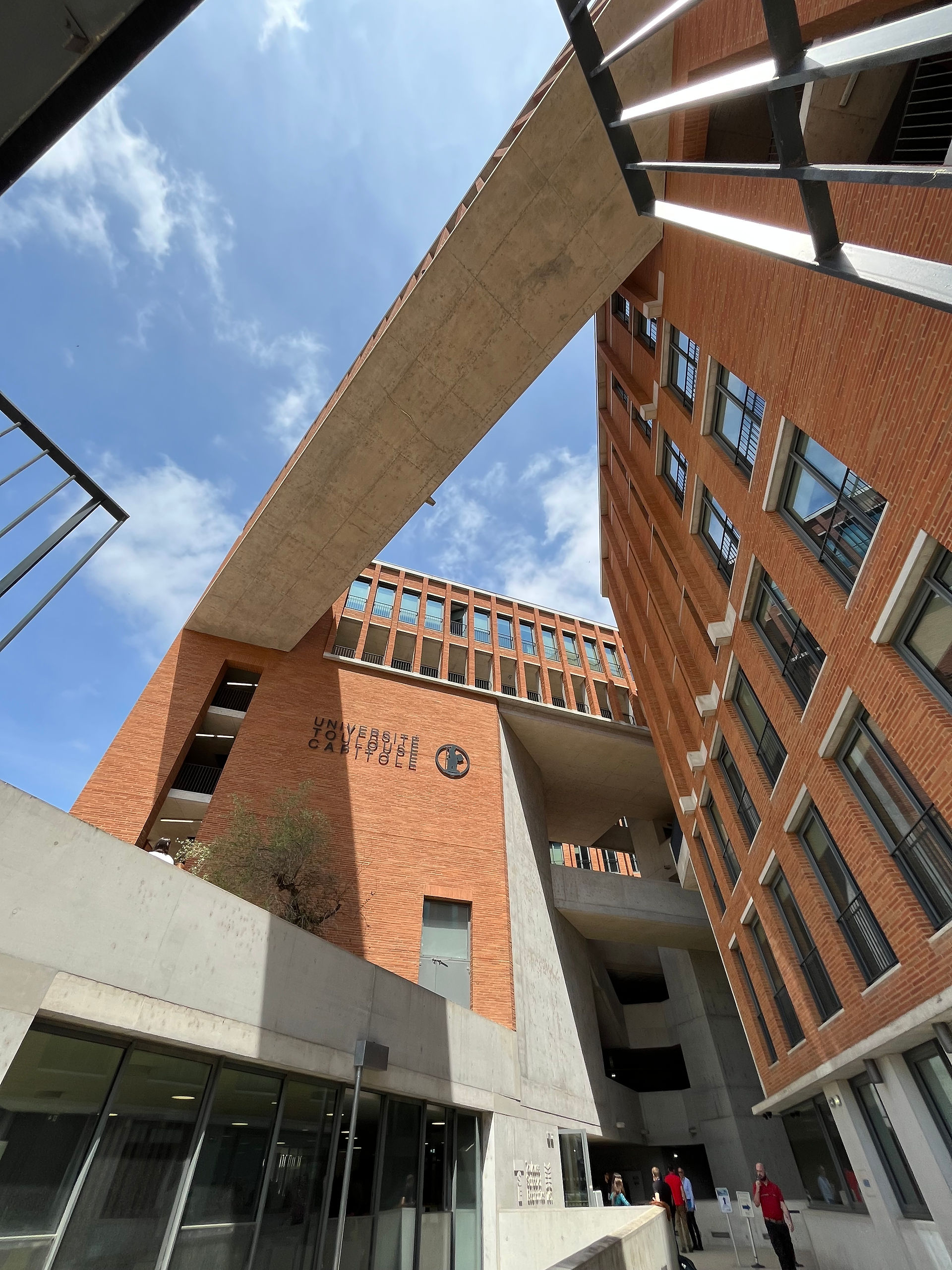 Very beautiful architecture, typical of the Pink City, that of the Toulouse Scholl of Economics located on the city's riverside.