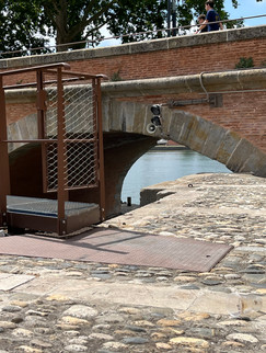 Dès le passage de cette porte des quais de Toulouse...à nous la Garonne !.