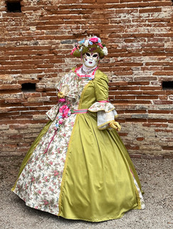 Schönes Kostüm im Stil des Karnevals von Venedig in diesem schönen Schloss in der nähe von Toulouse.