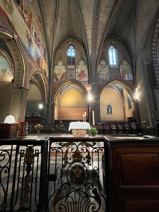 Schöner zentral Marmoraltar in dieser Kirche in Toulouse.