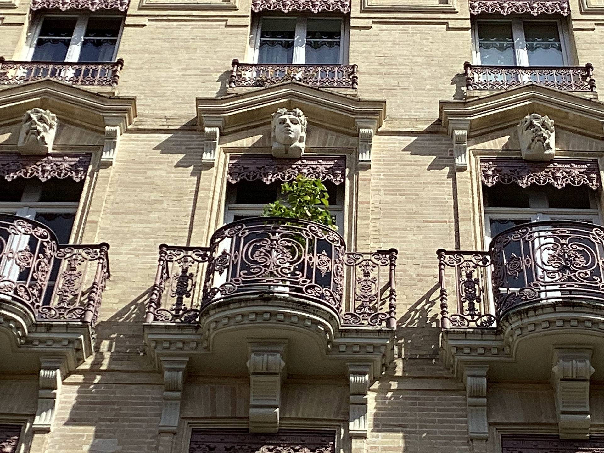 Très beaux balcons en pierre sculptée et balcons en fer forgé sur cette façade de ce bel immeuble du centre de Toulouse.