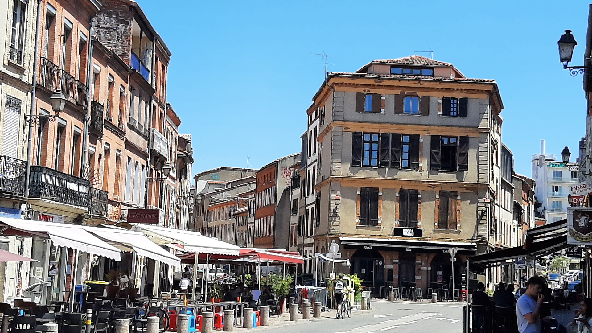Photo d'une place très vivante de Toulouse.