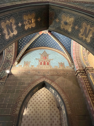 Prächtige bemalte Decke in diesem Gang dieser Kirche in Toulouse.