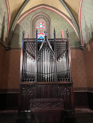 Magnificent small organ located in the nave of this church in Toulouse.
