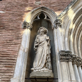 A very beautiful statue on the façade of this church in Toulouse.