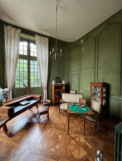 Very nice beautiful games room with original parquet flooring and period furnitures in this beautiful castle near Toulouse.