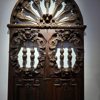 Guerreros de madera tallada en el Museo de Artes Preciosas de Toulouse.