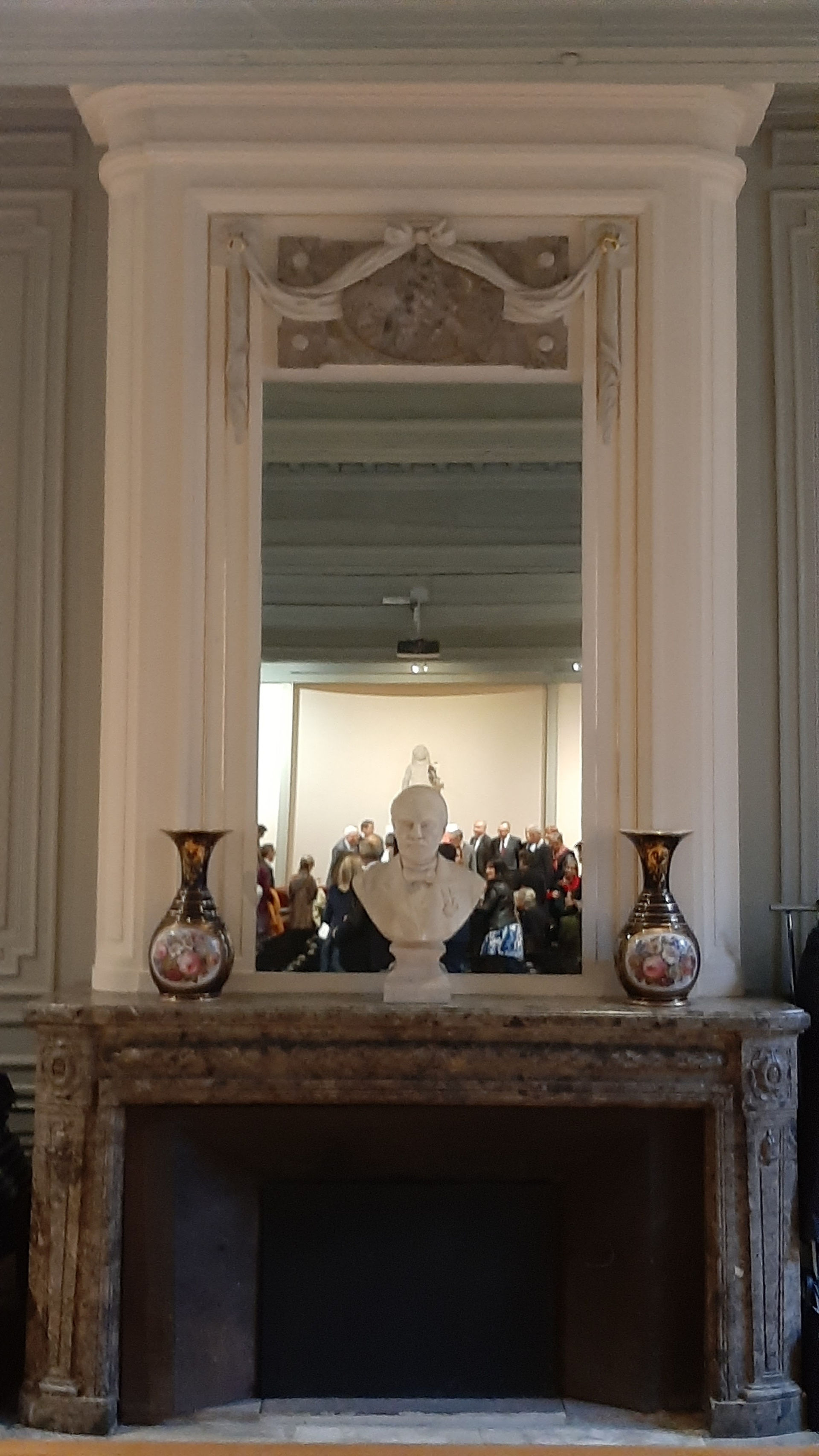 Splendide cheminée d'époque de cette très belle salle de l'Académie des Jeux Floraux de Toulouse.