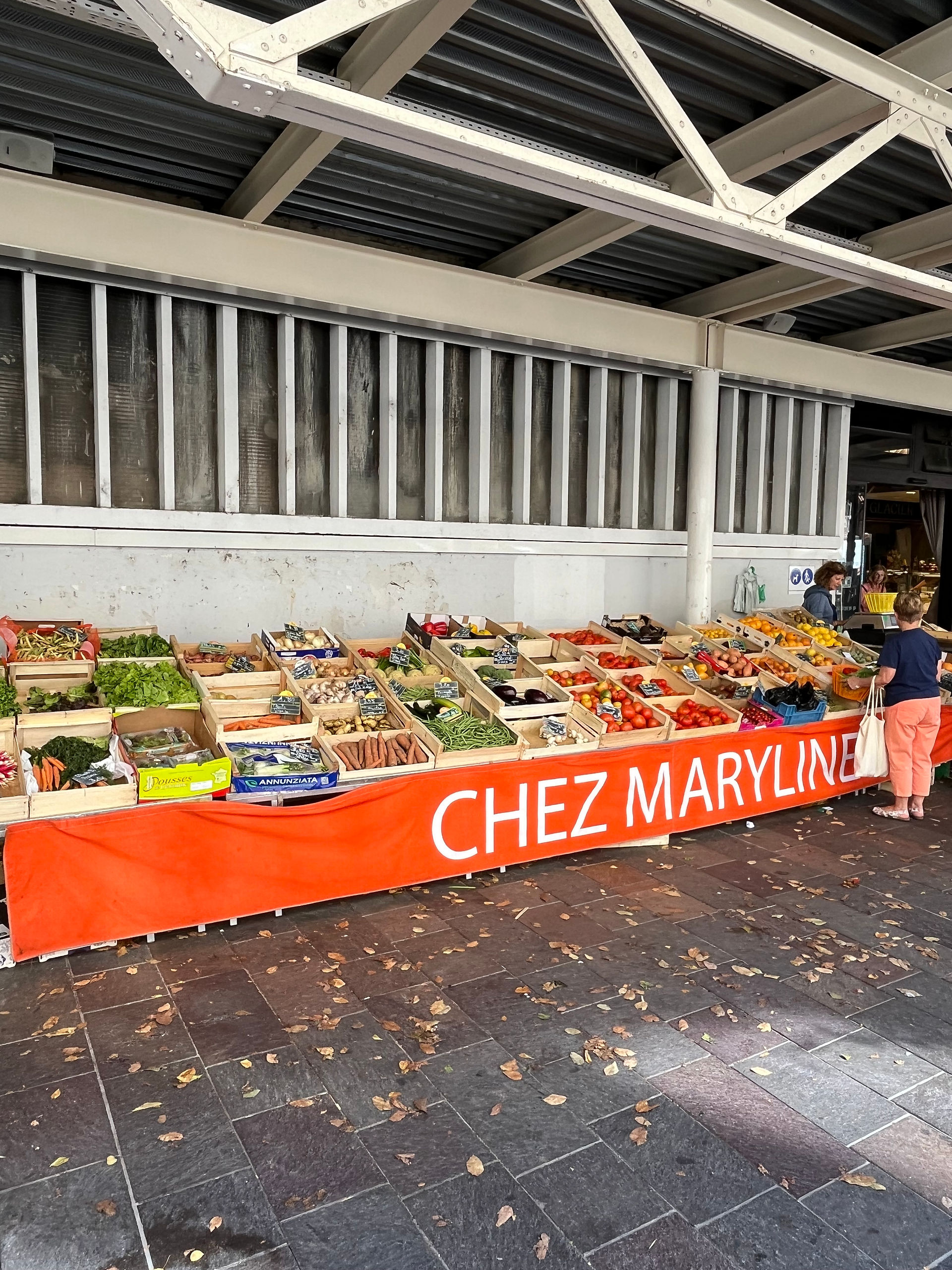 Qué variedad de frutas y de verduras en el mercado cubierto de Toulouse.