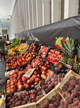 Exhibición de frutas frescas en el mercado cubierto de Toulouse.