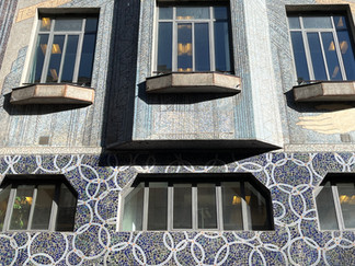 Sur cet immeuble de style mauresque de Toulouse, on peut voir la symétrie sur la façade.