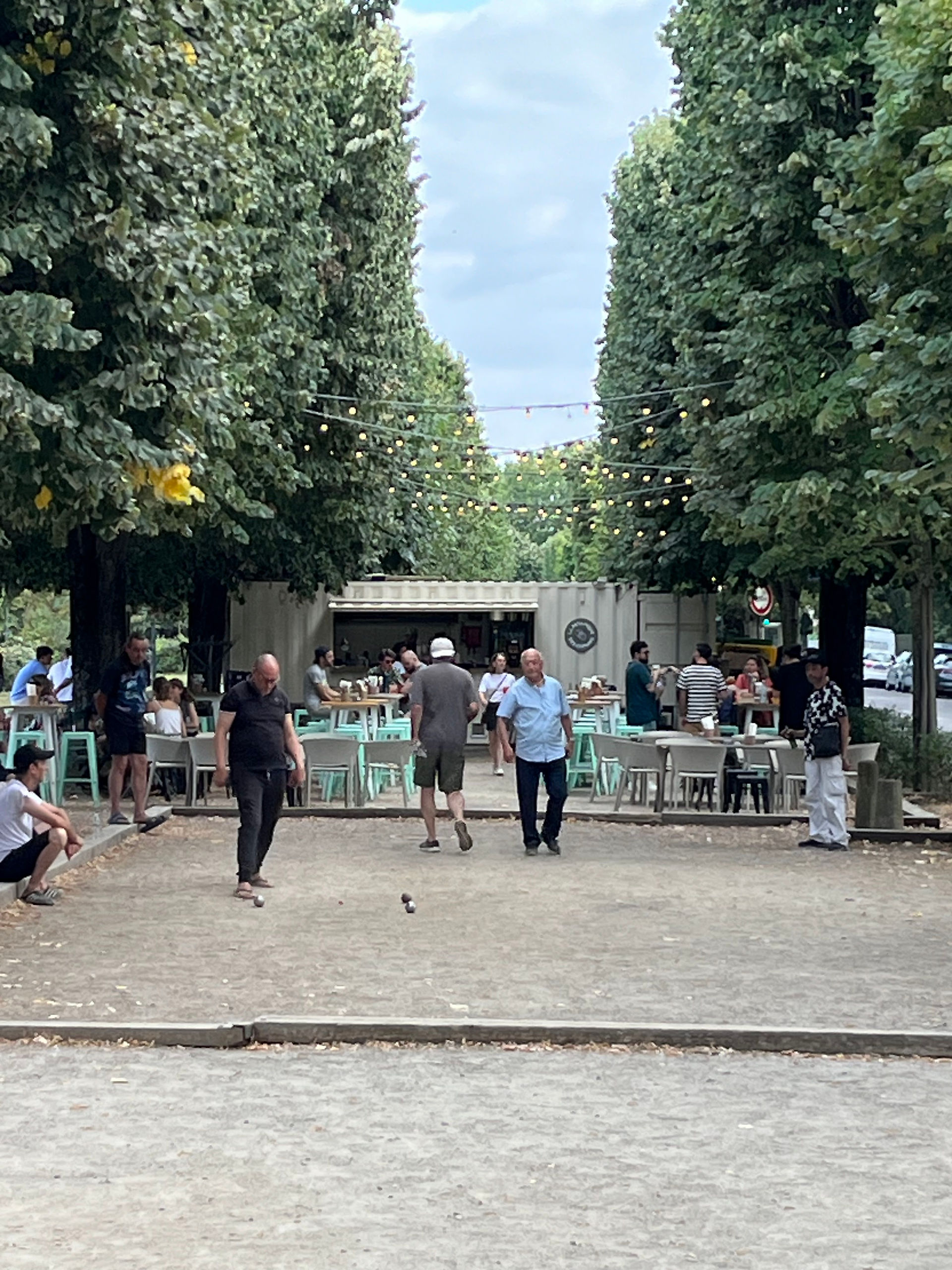 On joue à la pétanque dan le quartier du Jardin des Plantes de Toulouse.
