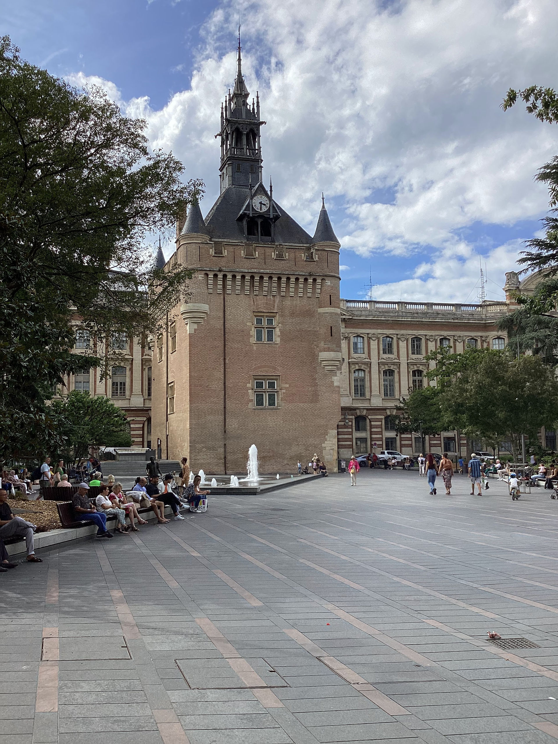 Square et Donjon derrière le Capitole de Toulouse.