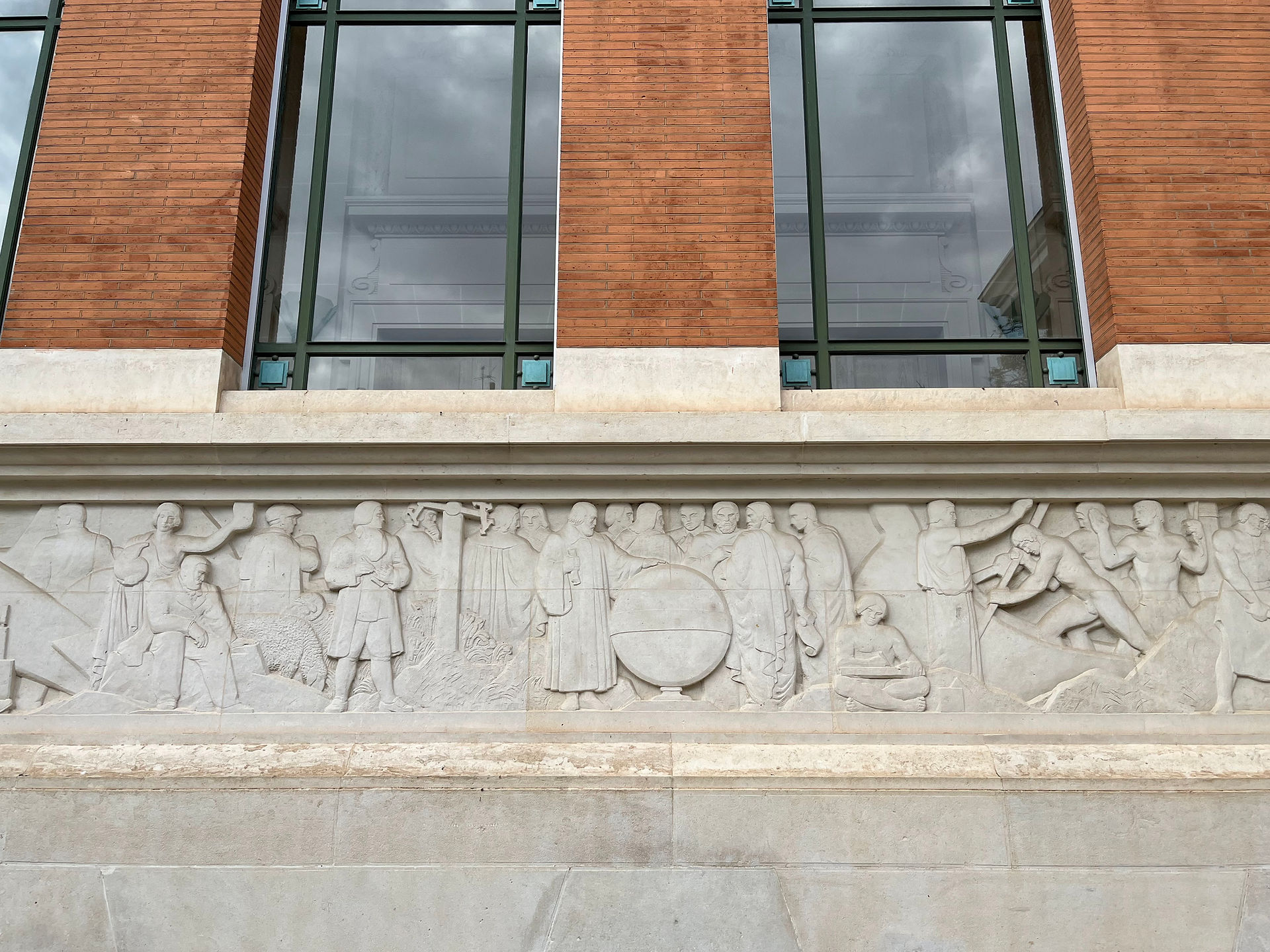 Bas-relief en gros plan sur la façade de cette belle bibliothèque art déco de Toulouse.