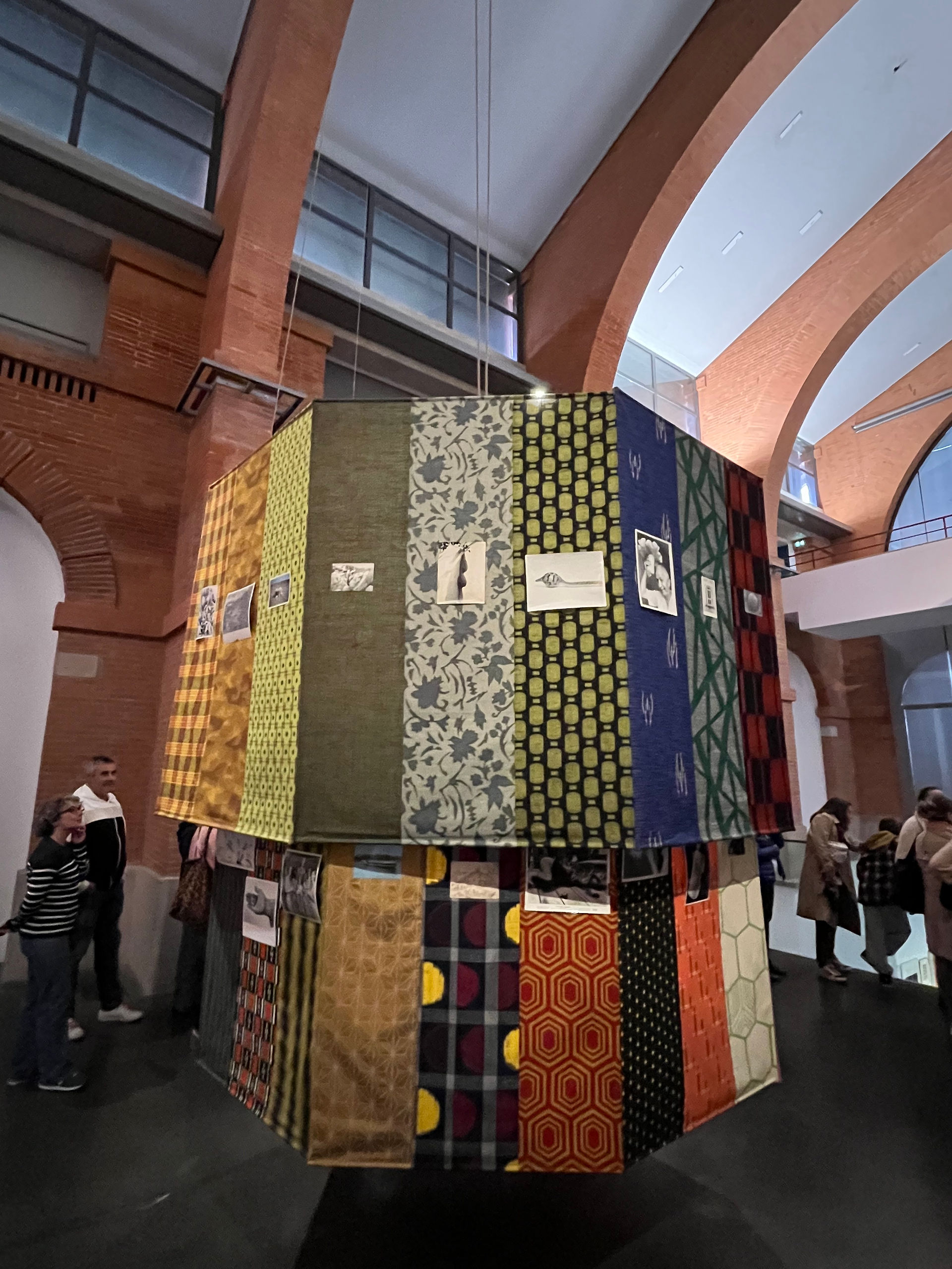 Ein zeitgenössisches Kunstwerk mit kreisförmiger Form und sehr bunt.