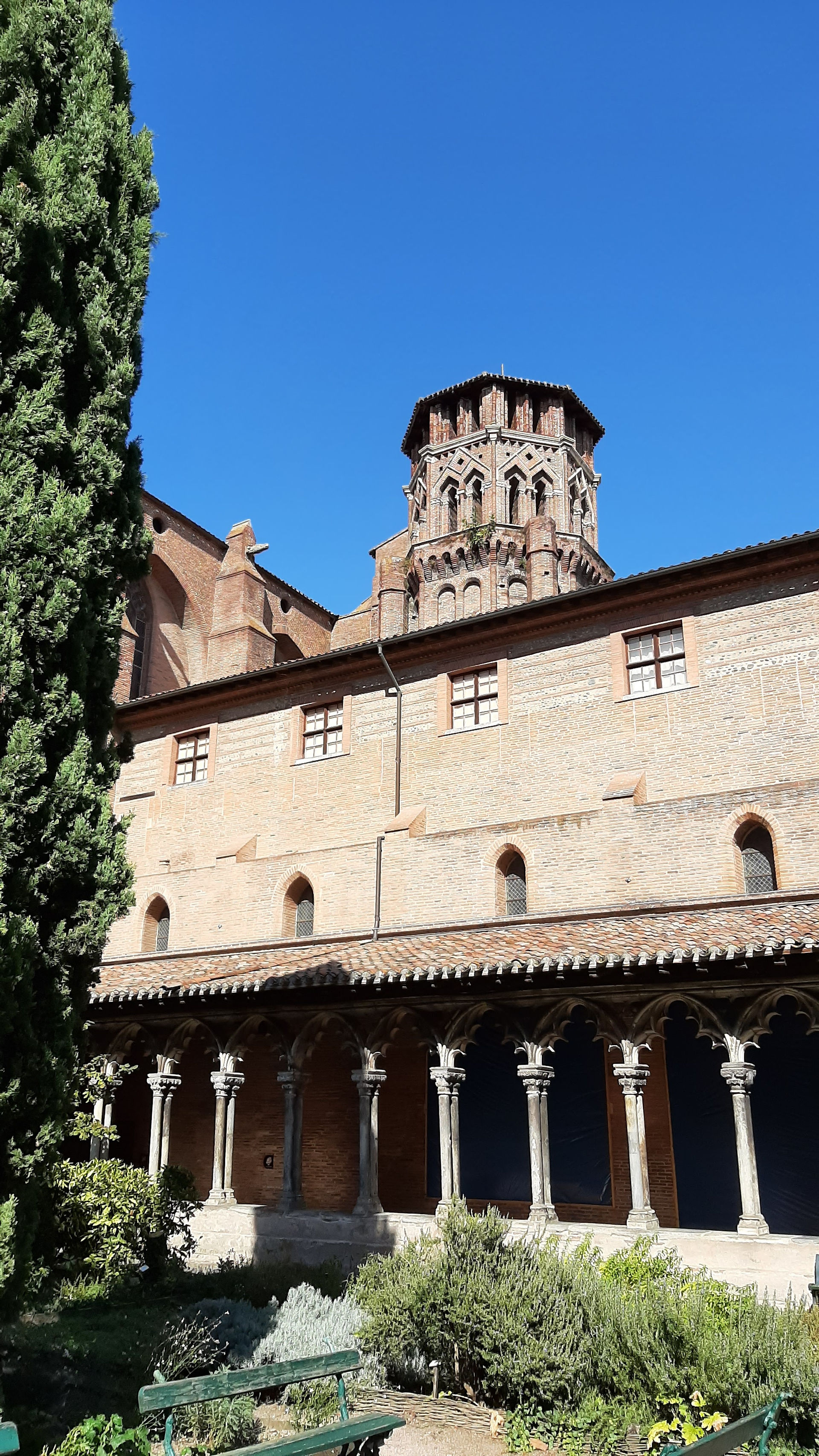 Très belle vue du clocher du Musée des Augustins depuis le cloître.