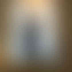 Antigua foto que muestra a un hombre sosteniendo en sus manos las grandes agujas de un reloj público en este Museo de Toulouse.