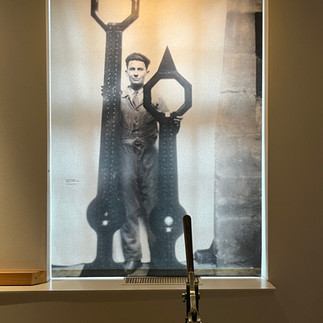 Vielle photo montrant un homme portant de ville aiguilles d'une horloge publique au musée de Toulouse.