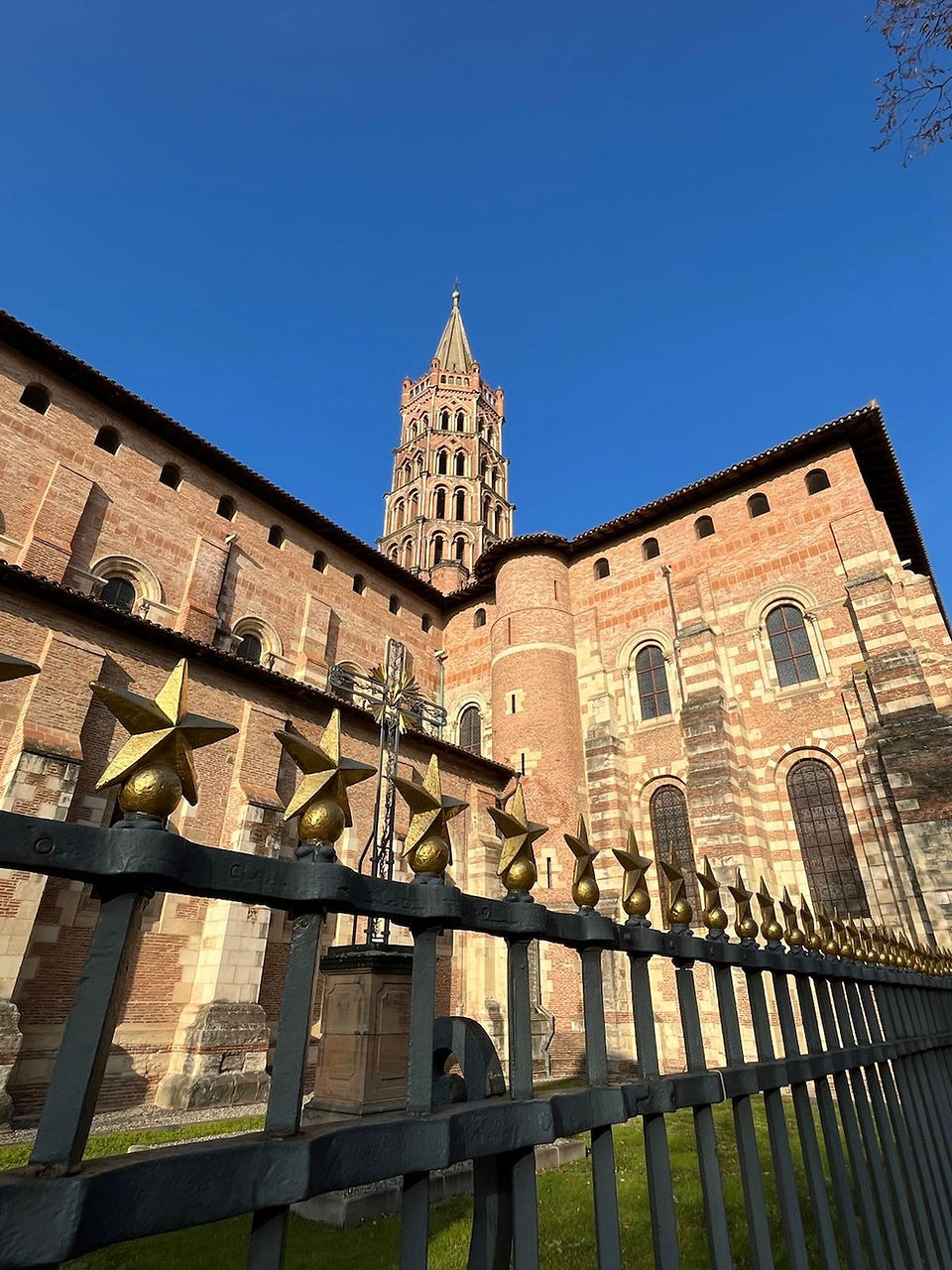 Die Schöne Basilika Saint-Sernin in Toulouse, die eine der wichtigen Etappen auf den Jakobswegen ist.