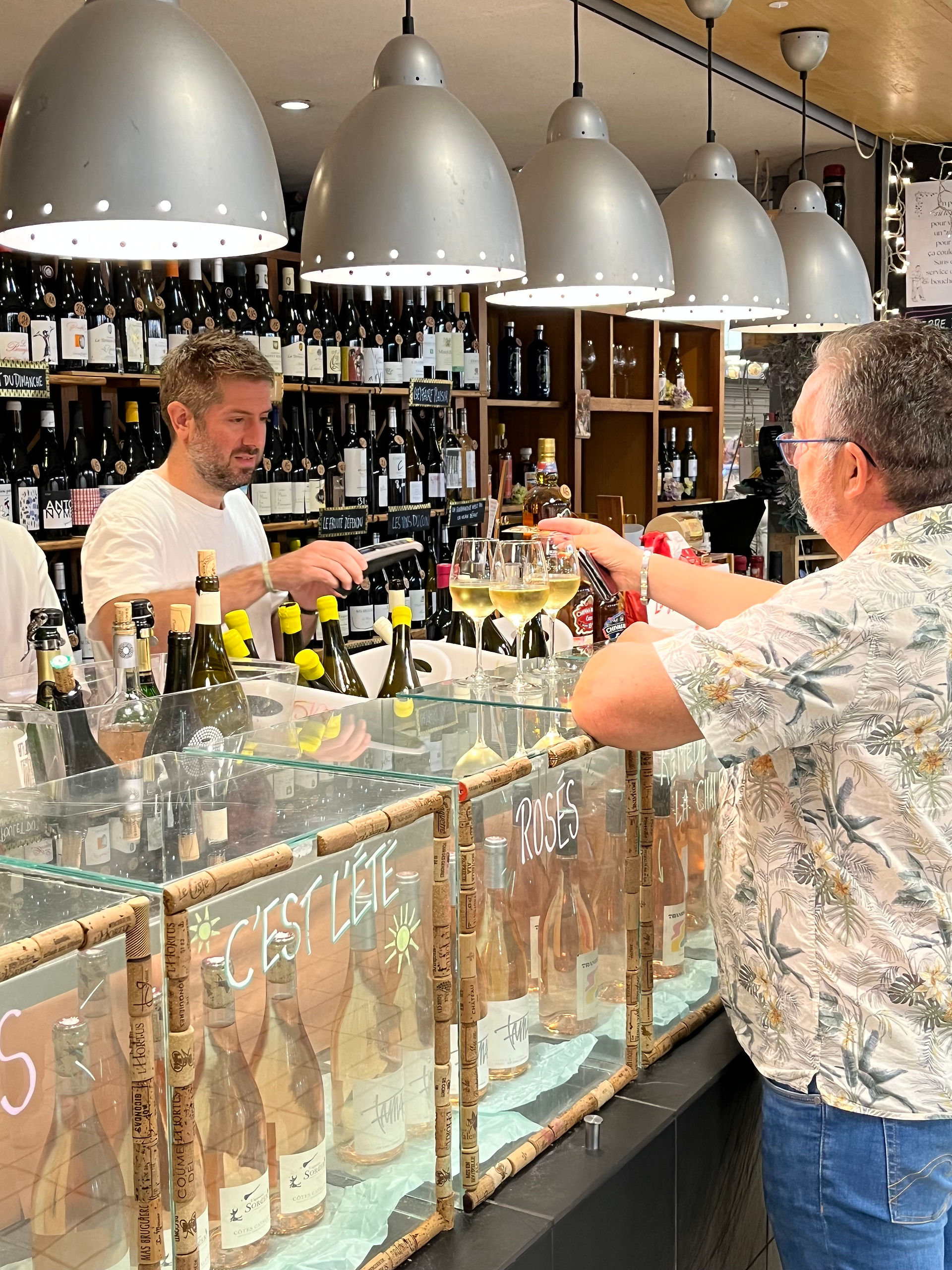 Degustación de vinos en el mercado cubierto de Toulouse.