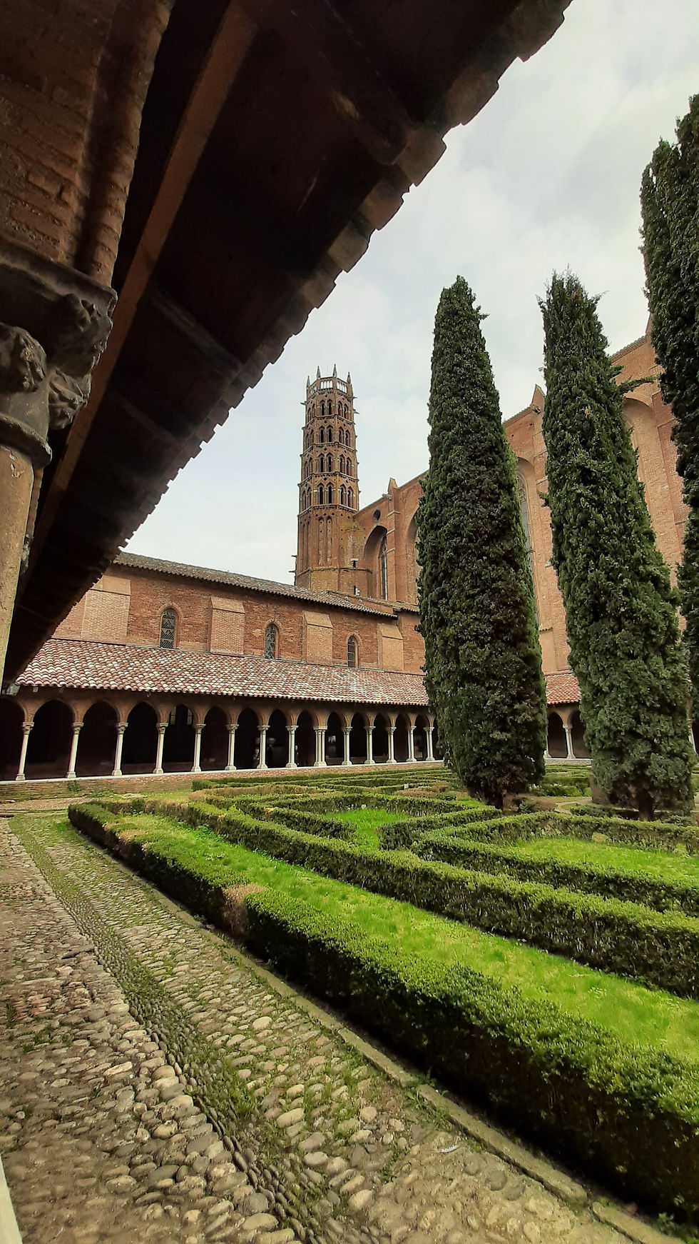 Qué magnífico monumento es este convento de los Jacobinos de Toulouse, con su hermoso claustro y su espléndido campanario.